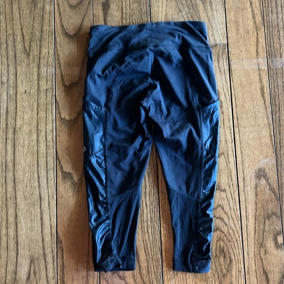 Lululemon Capri Leggings with Gathered sides Size 2 Black - Picture 3 of 10